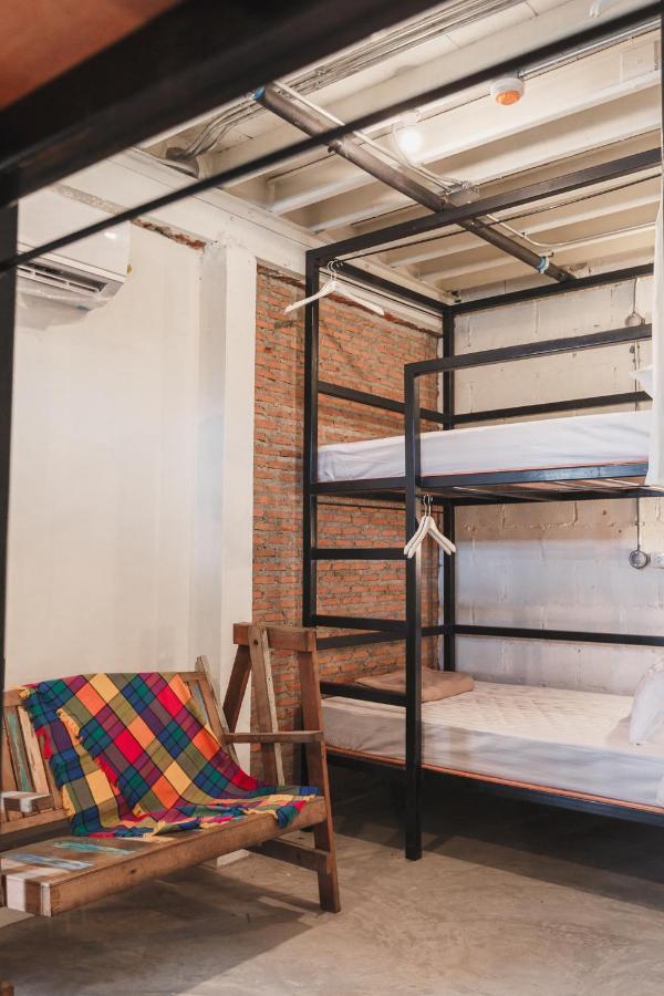 Nivas Siam Hostel Bangkok Exterior foto